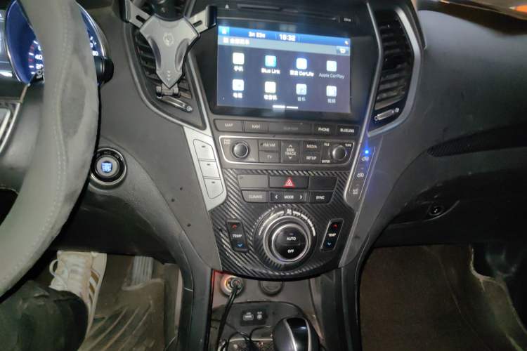 Used Hyundai Santa Fe 2017 2.0T Automatic All-Wheel Drive Smart 7-Seater Audio And AC Panel