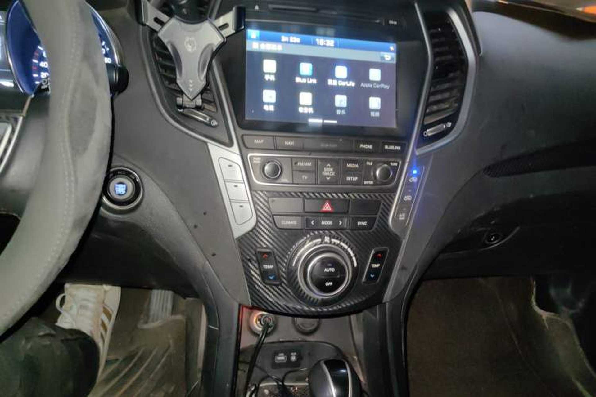 Used Hyundai Santa Fe 2017 2.0T Automatic All-Wheel Drive Smart 7-Seater Audio And AC Panel