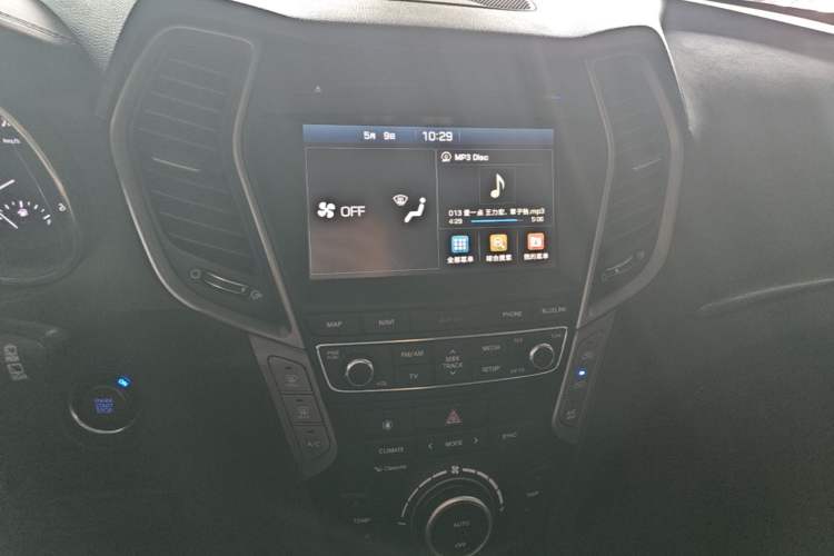 Used Hyundai Santa Fe 2017 2.0T Automatic Two-Wheel Drive Smart Version 7 Seats Audio And AC Panel