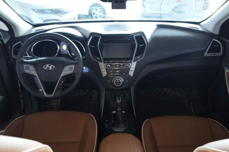Used Hyundai Santa Fe 2017 2.0T Automatic Two-Wheel Drive Smart Version 7 Seats Center Console