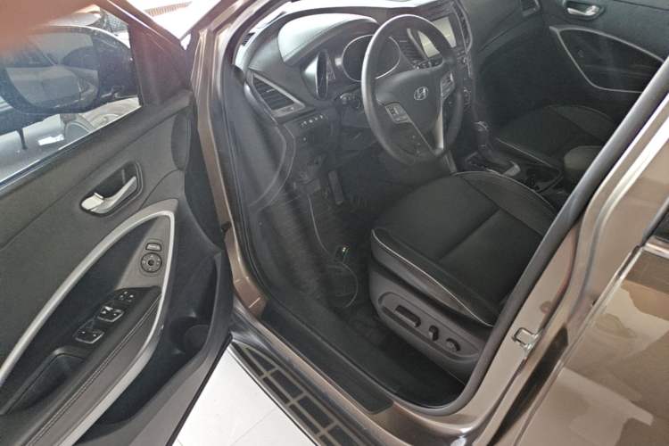 Used Hyundai Santa Fe 2017 2.0T Automatic Two-Wheel Drive Smart Version 7 Seats Driver Seat