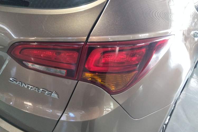 Used Hyundai Santa Fe 2017 2.0T Automatic Two-Wheel Drive Smart Version 7 Seats Exterior 2
