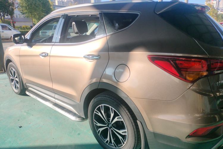 Used Hyundai Santa Fe 2017 2.0T Automatic All-Wheel Drive Smart 7-Seater Exterior 3