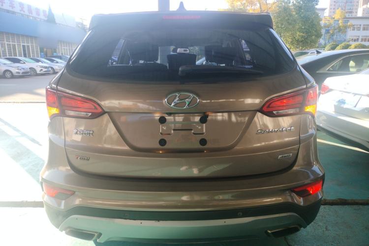 Used Hyundai Santa Fe 2017 2.0T Automatic All-Wheel Drive Smart 7-Seater Exterior 4