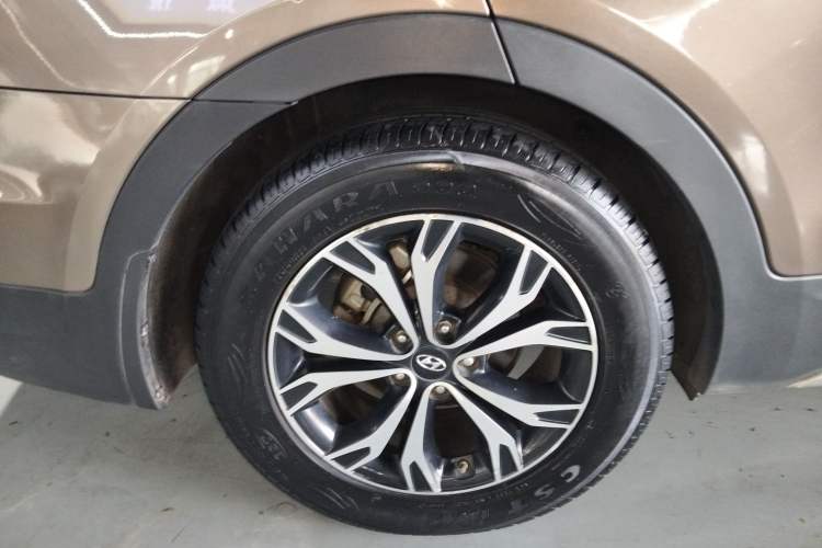 Used Hyundai Santa Fe 2017 2.0T Automatic Two-Wheel Drive Smart Version 7 Seats Exterior 4