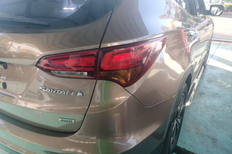 Used Hyundai Santa Fe 2017 2.0T Automatic All-Wheel Drive Smart 7-Seater Exterior 6