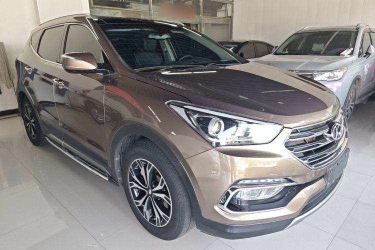 Used Hyundai Santa Fe 2017 2.0T Automatic Two-Wheel Drive Smart Version 7 Seats Front Right 45 Deg