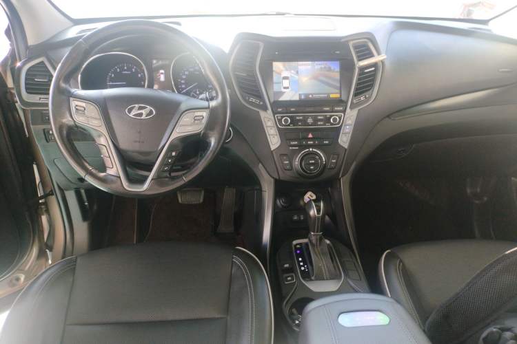 Used Hyundai Santa Fe 2017 2.0T Automatic All-Wheel Drive Smart 7-Seater Interior 2