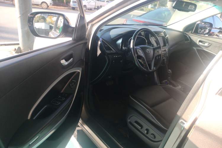 Used Hyundai Santa Fe 2017 2.0T Automatic All-Wheel Drive Smart 7-Seater Interior 3