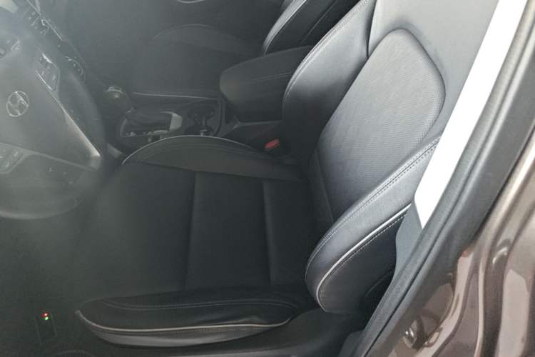 Used Hyundai Santa Fe 2017 2.0T Automatic Two-Wheel Drive Smart Version 7 Seats Left Front Seat