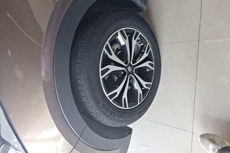 Used Hyundai Santa Fe 2017 2.0T Automatic Two-Wheel Drive Smart Version 7 Seats Left Front Wheel Hub