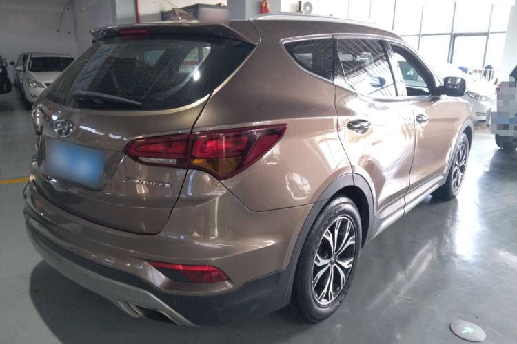 Used Hyundai Santa Fe 2017 2.0T Automatic Two-Wheel Drive Smart Version 7 Seats Rear Right 45 Deg