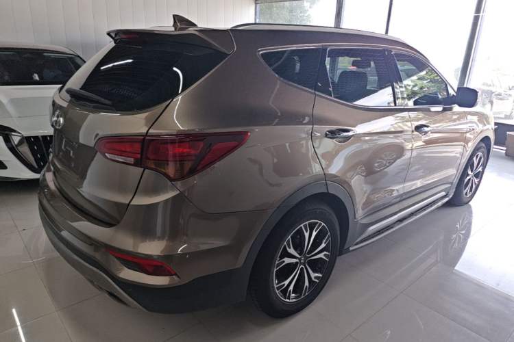 Used Hyundai Santa Fe 2017 2.0T Automatic Two-Wheel Drive Smart Version 7 Seats Rear Right 45 Deg