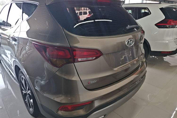 Used Hyundai Santa Fe 2017 2.0T Automatic Two-Wheel Drive Smart Version 7 Seats Rear