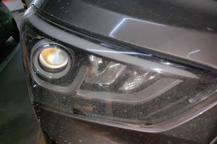 Used Hyundai Santa Fe 2017 2.0T Automatic All-Wheel Drive Smart 7-Seater Right Front Headlight