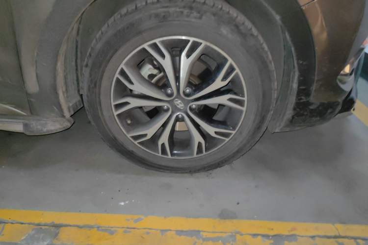 Used Hyundai Santa Fe 2017 2.0T Automatic All-Wheel Drive Smart 7-Seater Right Front Wheel Hub