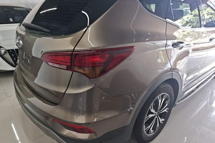 Used Hyundai Santa Fe 2017 2.0T Automatic Two-Wheel Drive Smart Version 7 Seats Right Rear Taillight