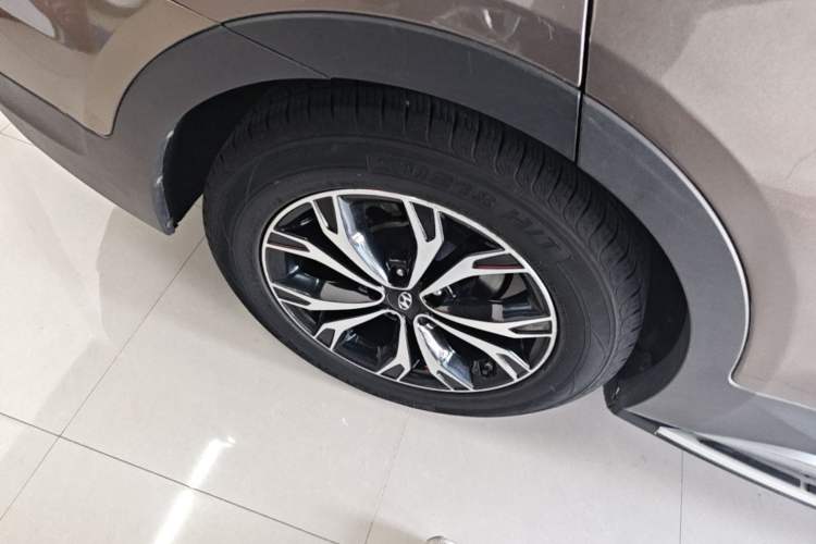 Used Hyundai Santa Fe 2017 2.0T Automatic Two-Wheel Drive Smart Version 7 Seats Right Rear Wheel Hub