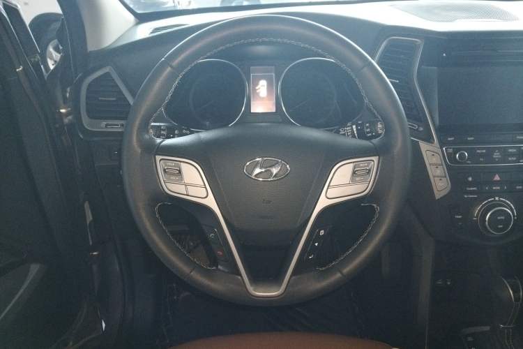 Used Hyundai Santa Fe 2017 2.0T Automatic Two-Wheel Drive Smart Version 7 Seats Steering Wheel
