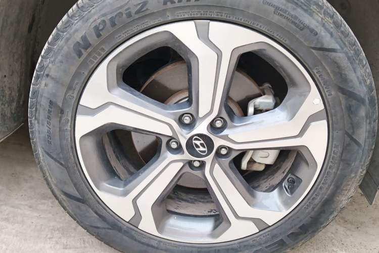 Used Hyundai Santa Fe 2019 380 TGDi DLX Automatic All-Wheel Drive Prestige PLUS (HTRAC) China VI Right Front Wheel Hub
