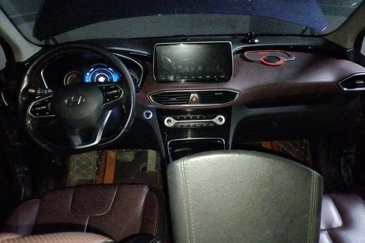 Used Hyundai Santa Fe 2019 380 TGDi TOP Automatic All-Wheel Drive Flagship (HTRAC) – China VI Standard Center Console