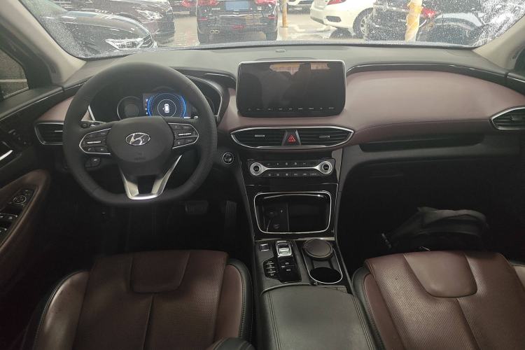 Used Hyundai Santa Fe 2019 380 TGDi DLX Automatic All-Wheel Drive Prestige PLUS (HTRAC) China VI Center Console