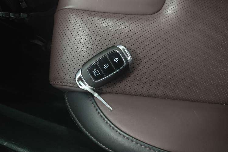 Used Hyundai Santa Fe 2019 380 TGDi DLX Automatic All-Wheel Drive Prestige PLUS (HTRAC) China VI Vehicle Key