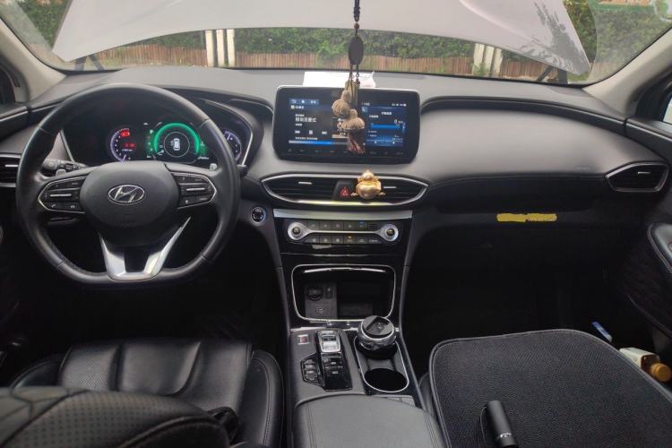 Used Hyundai Santa Fe 2019 380 TGDi DLX Automatic All-Wheel Drive Prestige PLUS (HTRAC) China VI Center Console