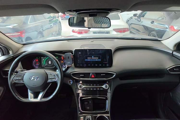 Used Hyundai Santa Fe 2019 380 TGDi DLX Automatic All-Wheel Drive Prestige (HTRAC) China VI Center Console
