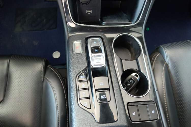 Used Hyundai Santa Fe 2019 380 TGDi DLX Automatic All-Wheel Drive Prestige (HTRAC) China VI Gear Lever