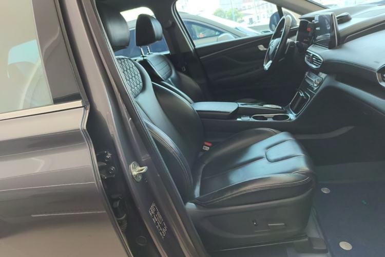 Used Hyundai Santa Fe 2019 380 TGDi DLX Automatic All-Wheel Drive Prestige (HTRAC) China VI Right Front Seat