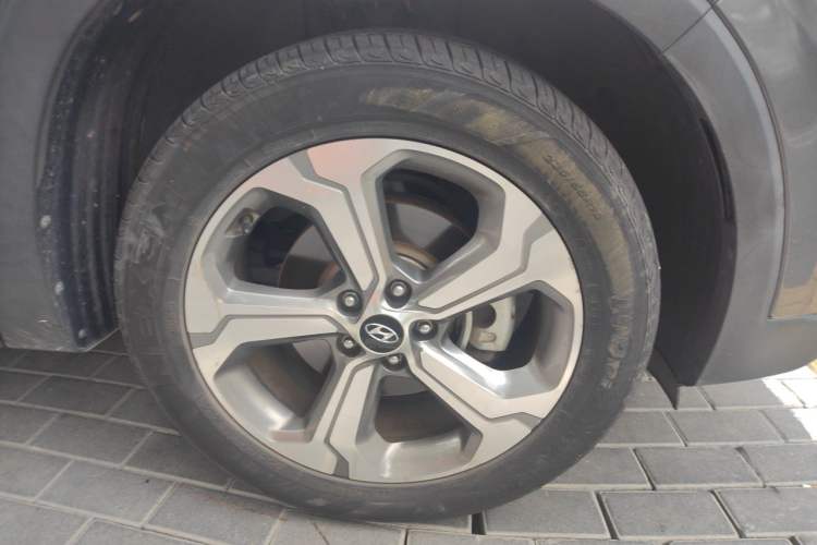 Used Hyundai Santa Fe 2019 380 TGDi DLX Automatic All-Wheel Drive Prestige PLUS (HTRAC) China VI Right Front Wheel Hub