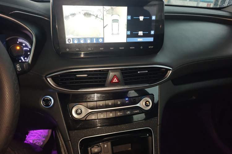 Used Hyundai Santa Fe 2019 380 TGDi TOP Automatic All-Wheel Drive Flagship (HTRAC) – China VI Standard Audio And AC Panel