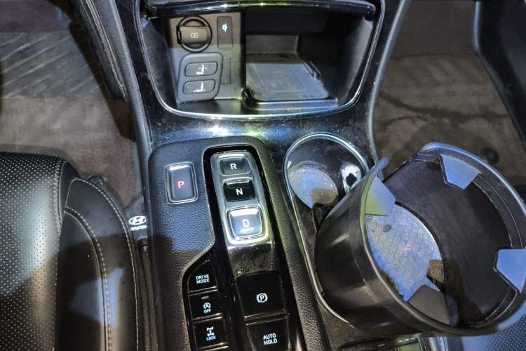 Used Hyundai Santa Fe 2019 380 TGDi DLX Automatic All-Wheel Drive Prestige PLUS (HTRAC) China VI Gear Lever