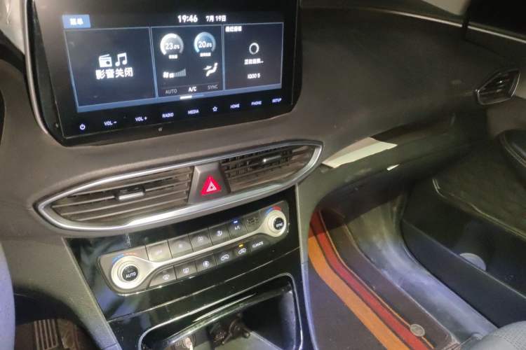 Used Hyundai Santa Fe 2020 380 TGDi Automatic Two-Wheel Drive GL Elite Edition Audio And AC Panel