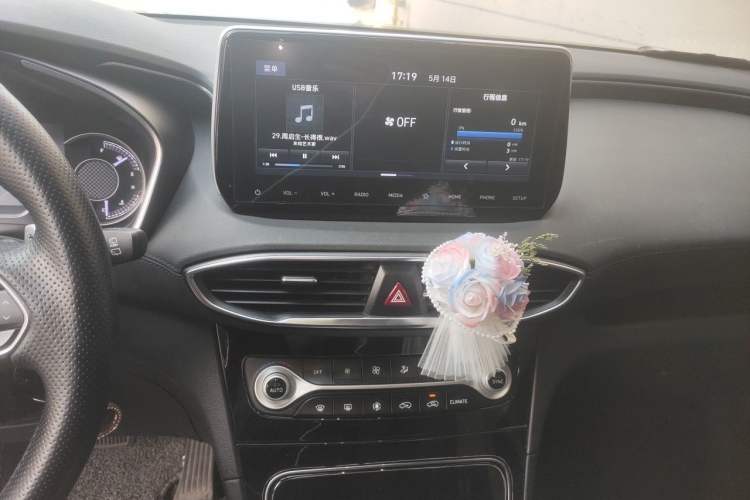 Used Hyundai Santa Fe 2020 380 TGDi Automatic Two-Wheel Drive GL Elite Edition Audio And AC Panel