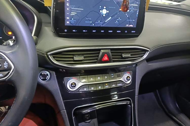 Used Hyundai Santa Fe 2020 380 TGDi Automatic Two-Wheel Drive GLS Luxury Edition Audio And AC Panel