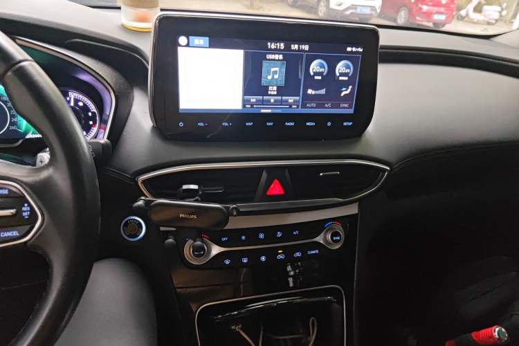 Used Hyundai Santa Fe 2020 380 TGDi Automatic Two-Wheel Drive GLS Luxury Edition Audio And AC Panel