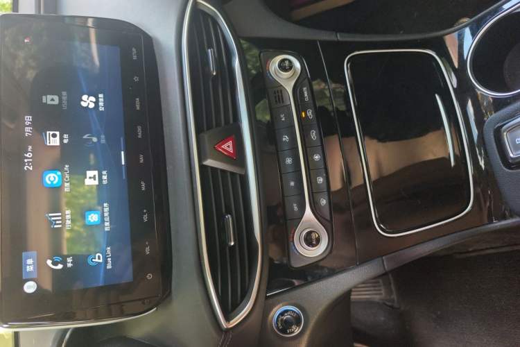 Used Hyundai Santa Fe 2020 380 TGDi Automatic Two-Wheel Drive GLS Luxury Edition Audio And AC Panel