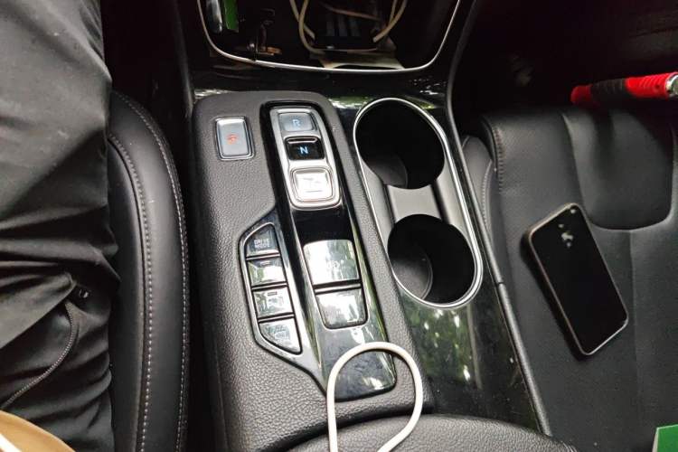 Used Hyundai Santa Fe 2020 380 TGDi Automatic Two-Wheel Drive GLS Luxury Edition Gear Lever