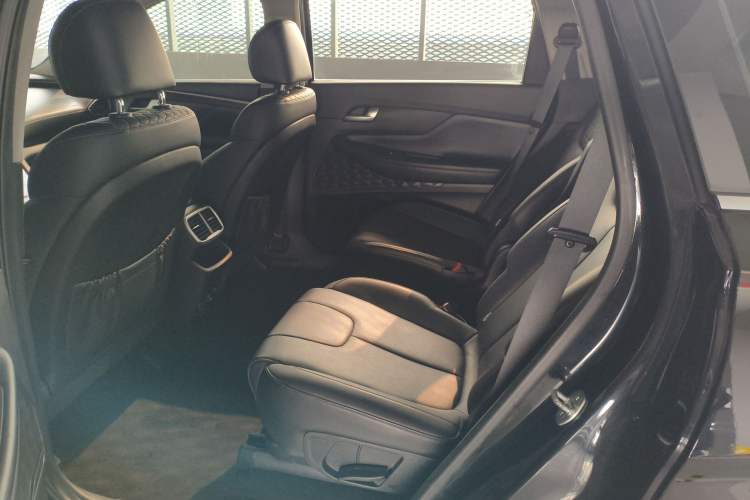 Used Hyundai Santa Fe 2020 380 TGDi Automatic Two-Wheel Drive GLS Luxury Edition Interior 4