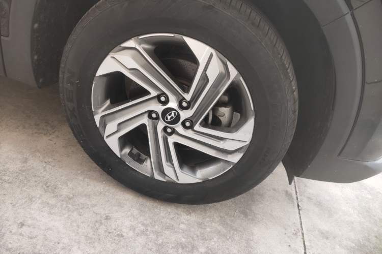 Used Hyundai Santa Fe 2020 380 TGDi Automatic Two-Wheel Drive GL Elite Edition Right Front Wheel Hub