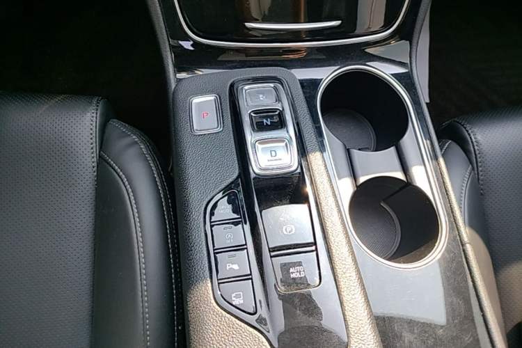 Used Hyundai Santa Fe 2020 380 TGDi Automatic Two-Wheel Drive GLS Luxury Edition Gear Lever