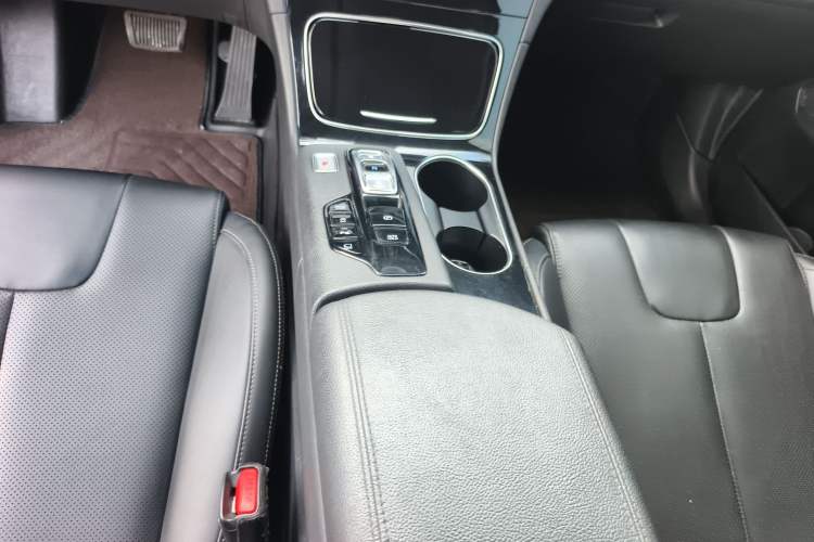 Used Hyundai Santa Fe 2020 380 TGDi Automatic Two-Wheel Drive GLS Luxury Edition Interior 7