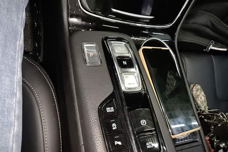 Used Hyundai Santa Fe 2020 380 TGDi Automatic All-Wheel Drive DLX HTRAC Prestige PLUS Gear Lever