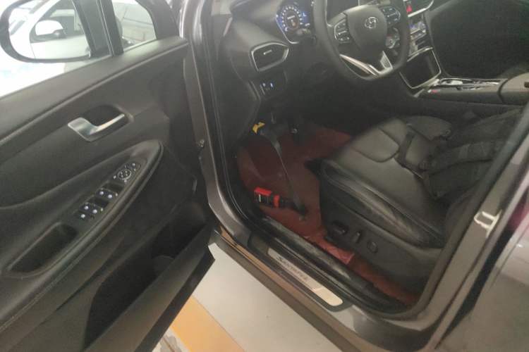Used Hyundai Santa Fe 2020 380 TGDi Automatic Two-Wheel Drive GLS Luxury Edition Interior 3