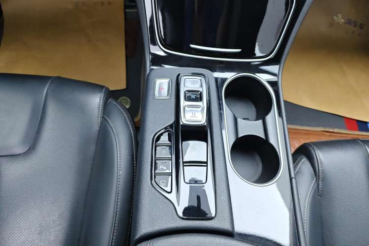 Used Hyundai Santa Fe 2020 380 TGDi Automatic Two-Wheel Drive GLS Luxury Edition Gear Lever