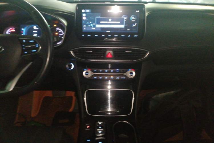 Used Hyundai Santa Fe 2020 380 TGDi Automatic Two-Wheel Drive GLS Luxury Edition Audio And AC Panel