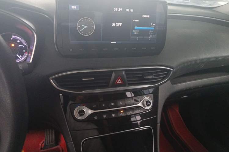 Used Hyundai Santa Fe 2020 380 TGDi Automatic Two-Wheel Drive GL Elite Edition Audio And AC Panel