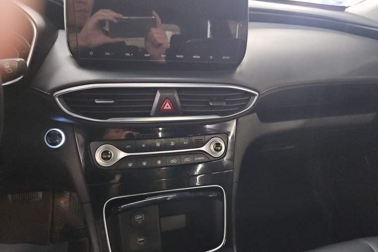 Used Hyundai Santa Fe 2020 380 TGDi Automatic Two-Wheel Drive GLS Luxury Edition Audio And AC Panel